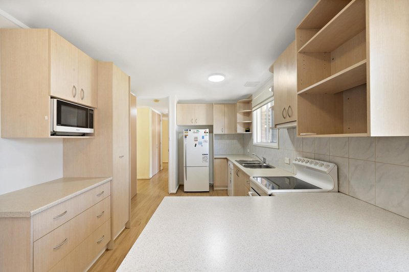 Photo - 28 Lindrum Crescent, Holt ACT 2615 - Image 4