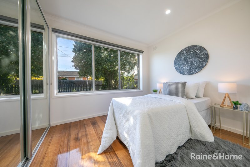 Photo - 28 Lindsay Avenue, Sunbury VIC 3429 - Image 10