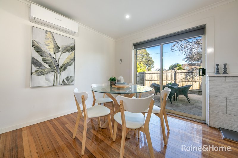 Photo - 28 Lindsay Avenue, Sunbury VIC 3429 - Image 7