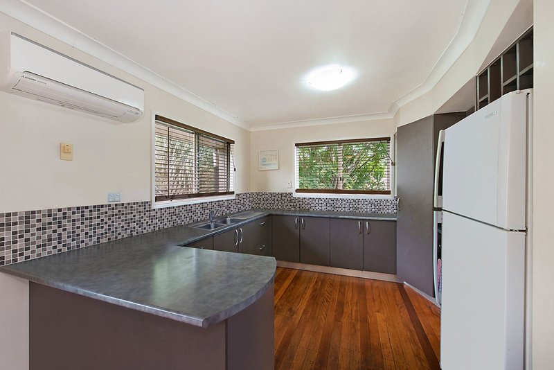 Photo - 28 Loombah Crescent, Ferny Hills QLD 4055 - Image 2