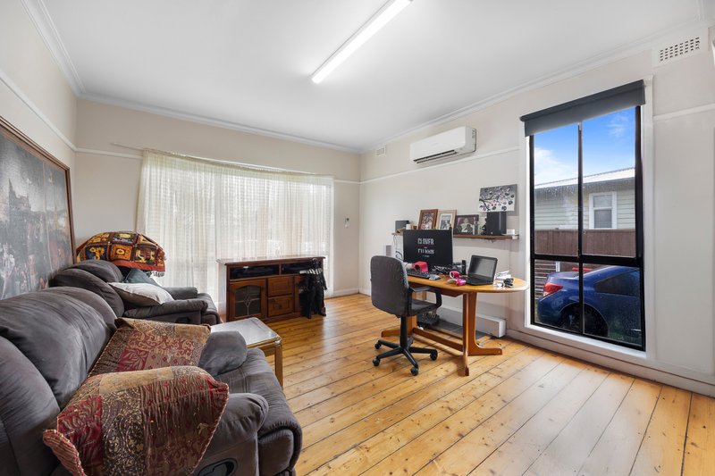 Photo - 28 Marigold Street, Wendouree VIC 3355 - Image 2