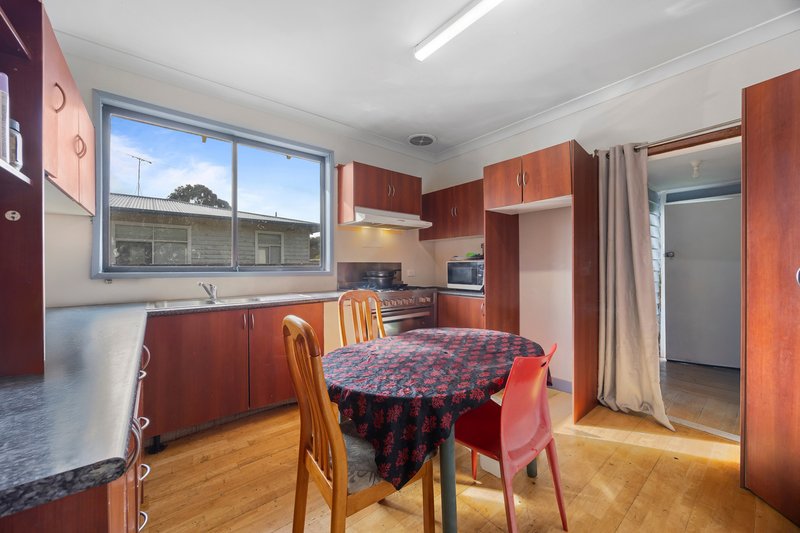 Photo - 28 Marigold Street, Wendouree VIC 3355 - Image 3