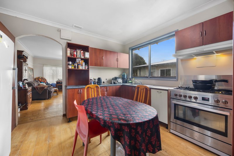 Photo - 28 Marigold Street, Wendouree VIC 3355 - Image 4