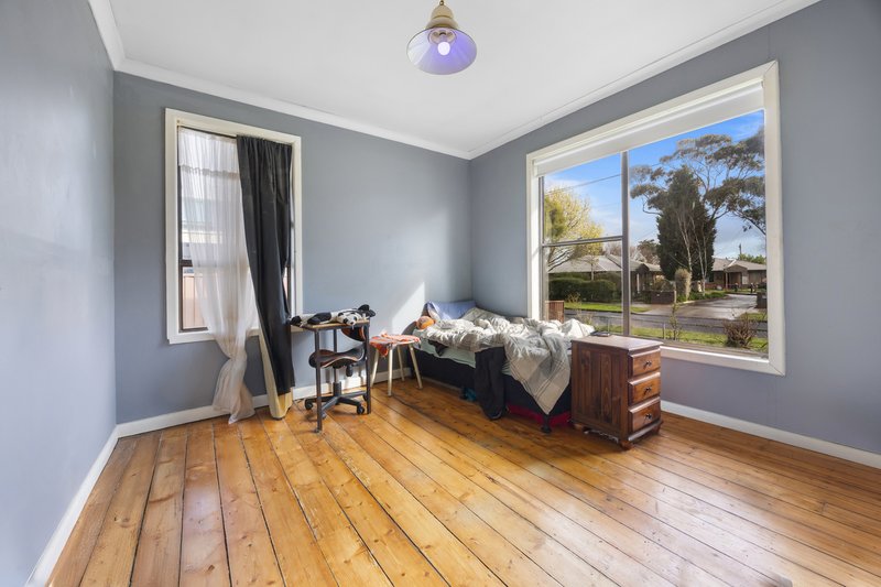 Photo - 28 Marigold Street, Wendouree VIC 3355 - Image 5