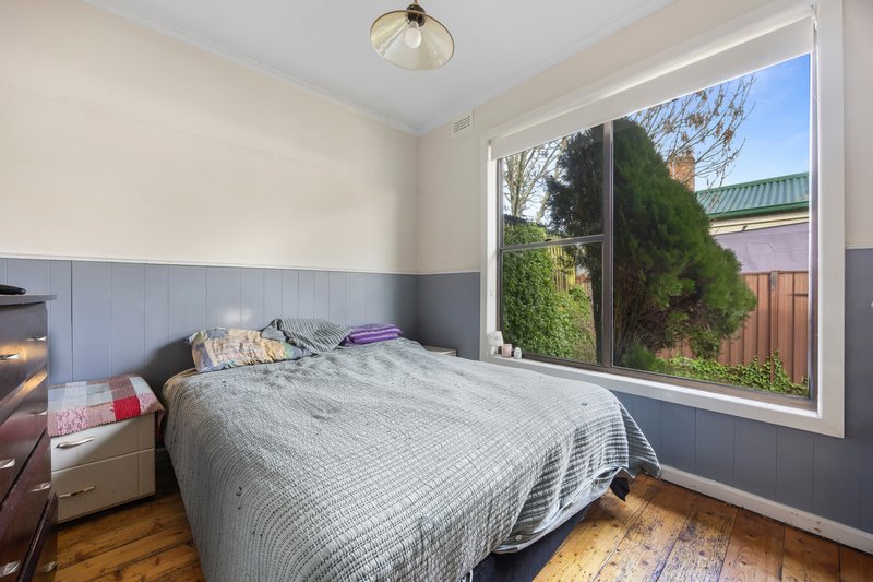 Photo - 28 Marigold Street, Wendouree VIC 3355 - Image 6