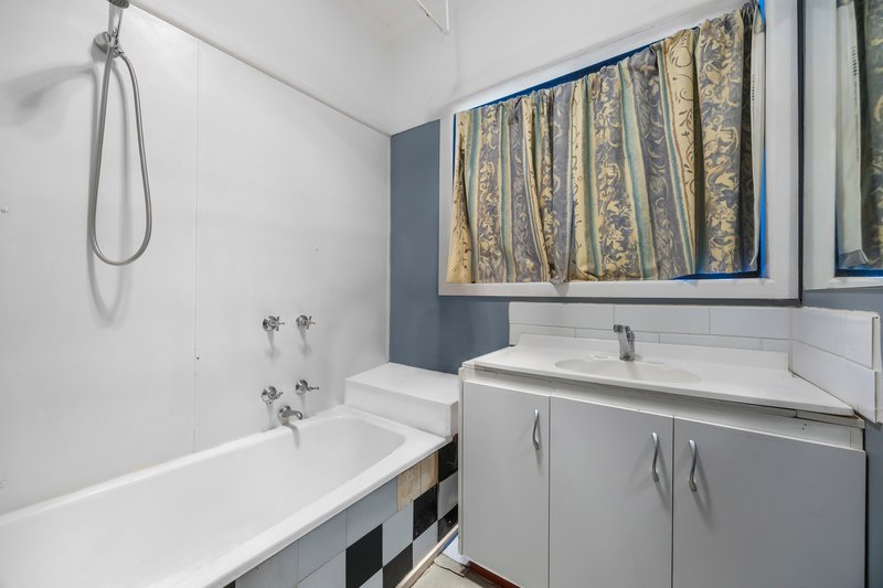Photo - 28 Marigold Street, Wendouree VIC 3355 - Image 8