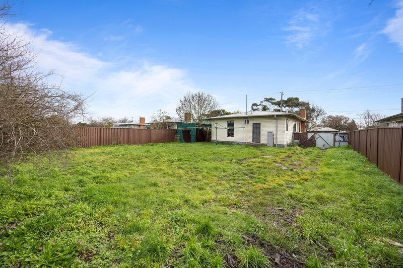 Photo - 28 Marigold Street, Wendouree VIC 3355 - Image 9