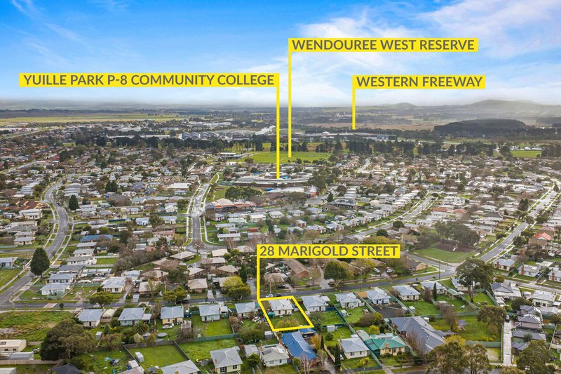 Photo - 28 Marigold Street, Wendouree VIC 3355 - Image 12