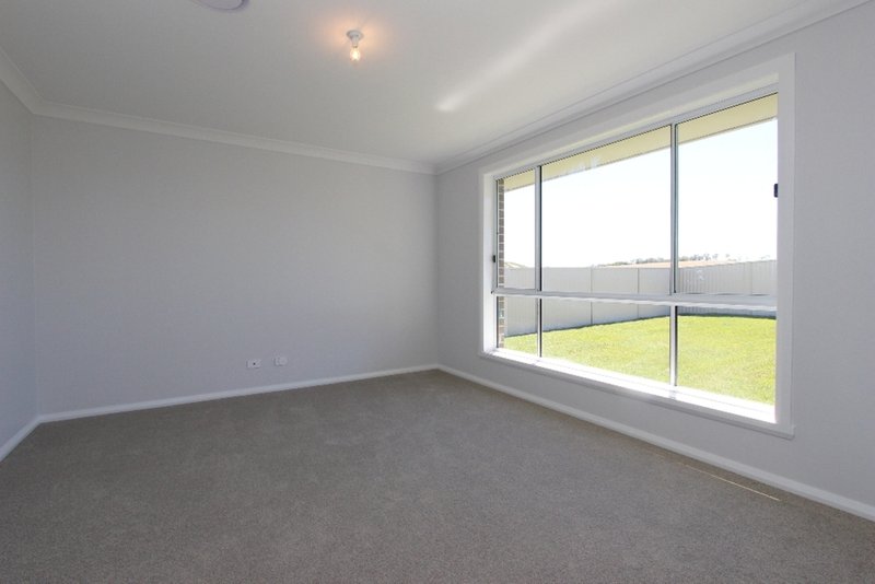 Photo - 28 Mcgillan Drive, Kelso NSW 2795 - Image 10