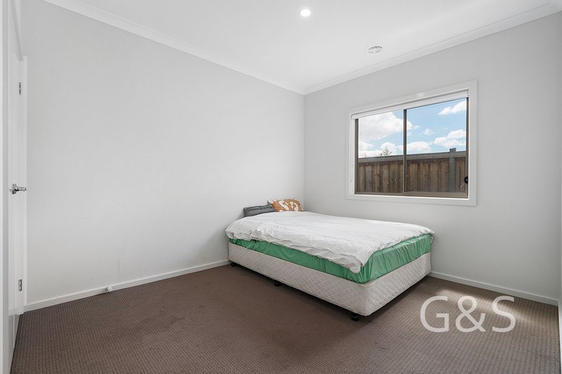 Photo - 28 Merula Drive, Mambourin VIC 3024 - Image 6