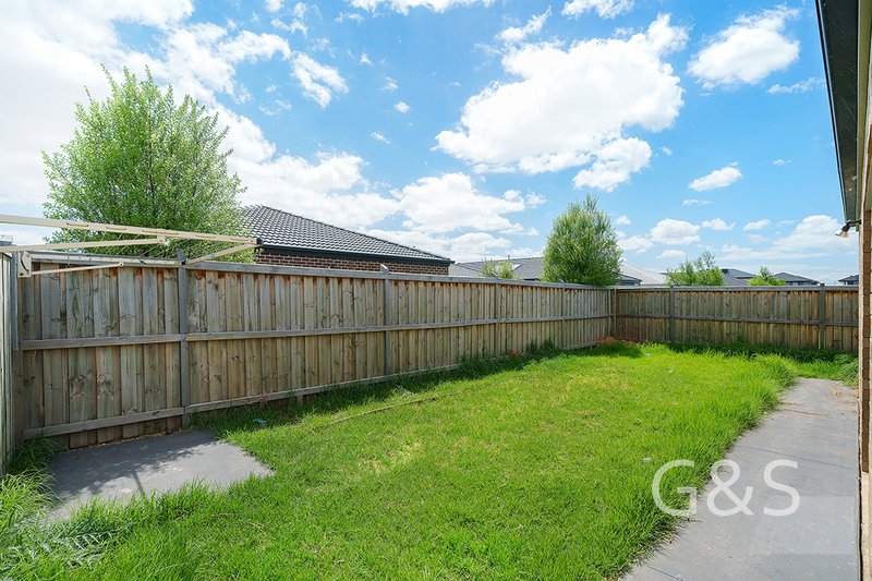 Photo - 28 Merula Drive, Mambourin VIC 3024 - Image 8