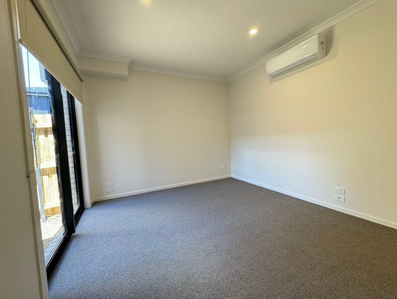 Photo - 28 Midnight Circuit, South Morang VIC 3752 - Image 8