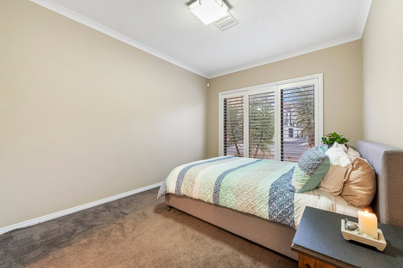 Photo - 28 Monckton Place, Caroline Springs VIC 3023 - Image 13