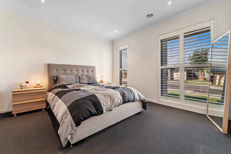 Photo - 28 Moore Drive, Fraser Rise VIC 3336 - Image 2