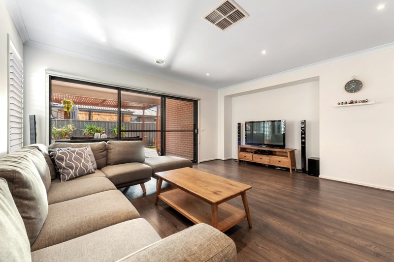 Photo - 28 Moore Drive, Fraser Rise VIC 3336 - Image 11