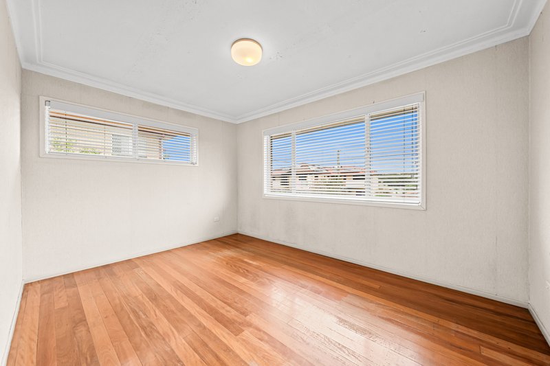 Photo - 28 Moorgate Street, Macgregor QLD 4109 - Image 5