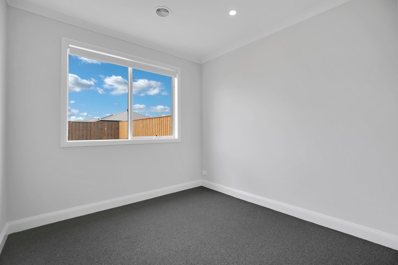 Photo - 28 Nelson Drive, Moe VIC 3825 - Image 11