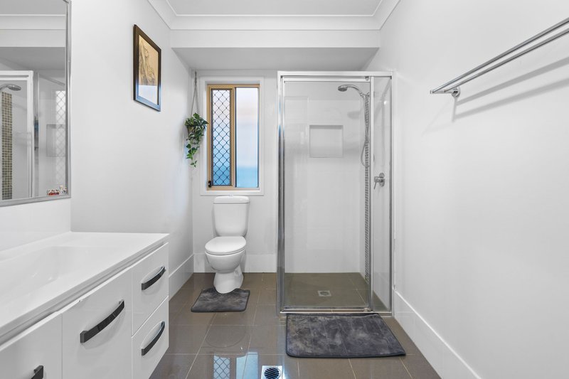 Photo - 28 Nightshade Crescent, Pimpama QLD 4209 - Image 4