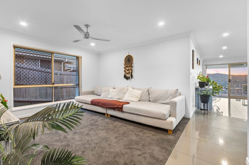 Photo - 28 Nightshade Crescent, Pimpama QLD 4209 - Image 7