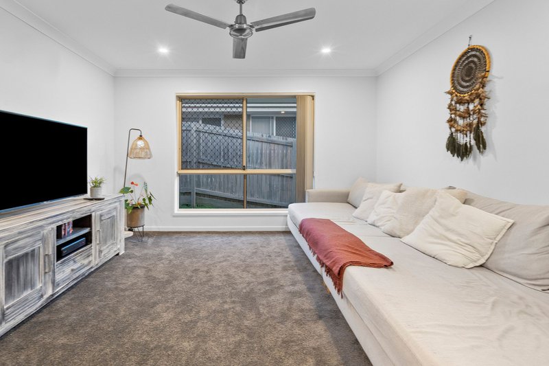 Photo - 28 Nightshade Crescent, Pimpama QLD 4209 - Image 8