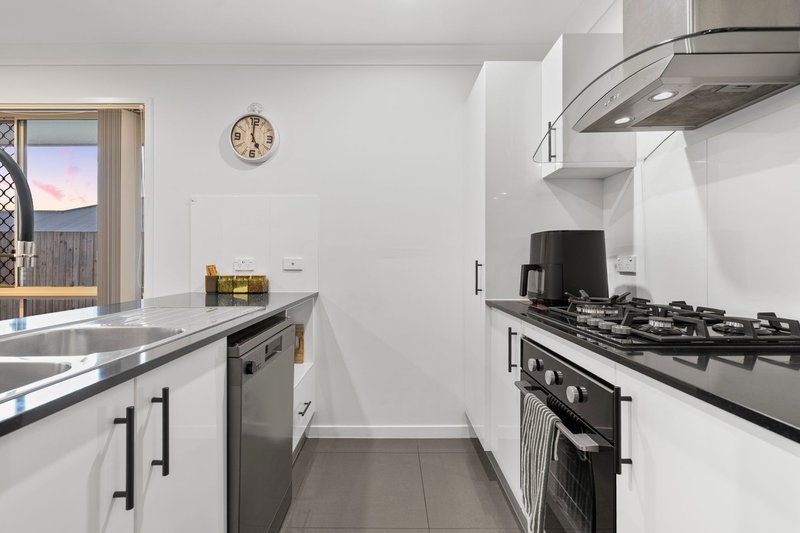Photo - 28 Nightshade Crescent, Pimpama QLD 4209 - Image 9