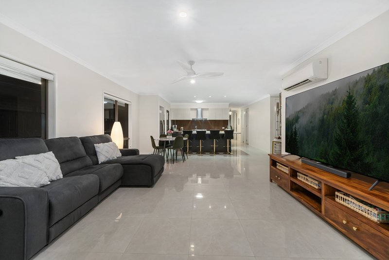 Photo - 28 Ningaloo Drive, Pimpama QLD 4209 - Image 7