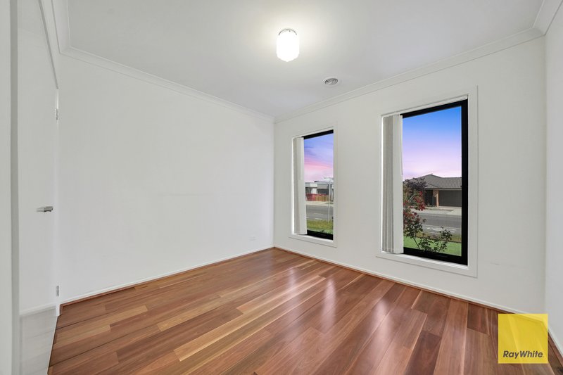 Photo - 28 Obsidian Avenue, Tarneit VIC 3029 - Image 3