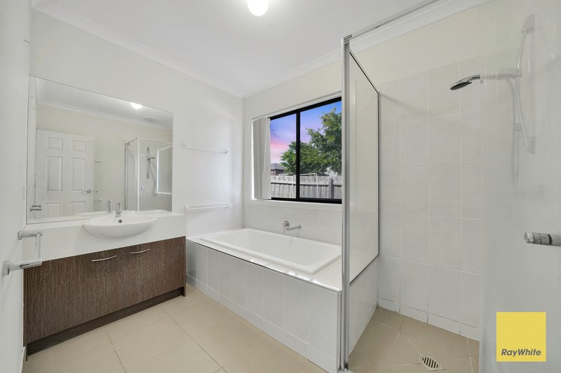 Photo - 28 Obsidian Avenue, Tarneit VIC 3029 - Image 4