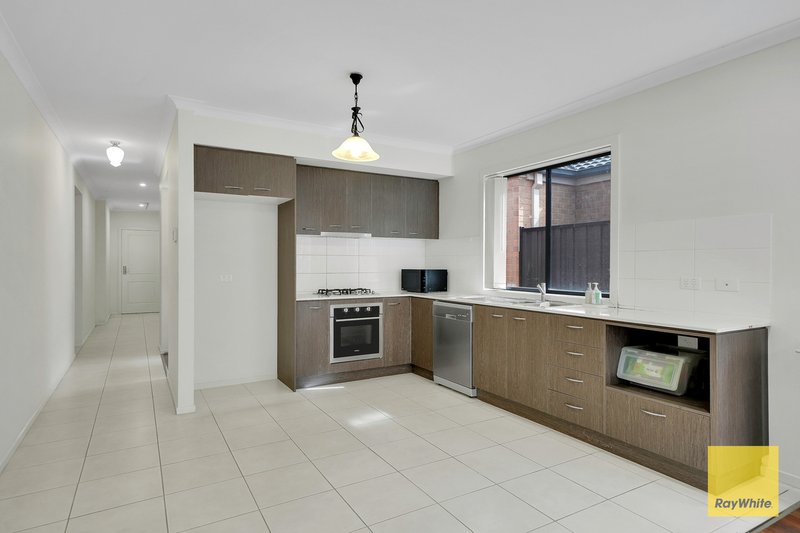 Photo - 28 Obsidian Avenue, Tarneit VIC 3029 - Image 10