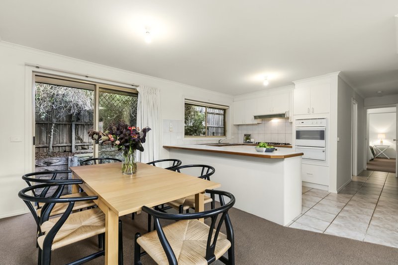 Photo - 2/8 Olinda Street, Glen Waverley VIC 3150 - Image 2