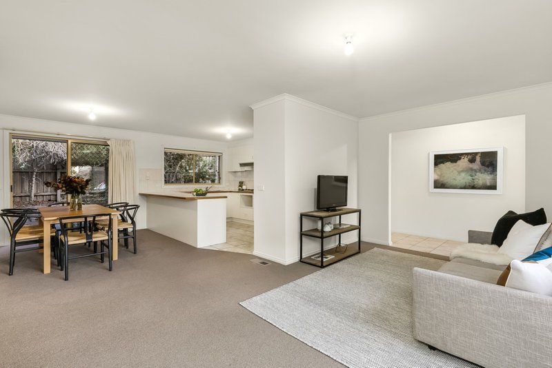 Photo - 2/8 Olinda Street, Glen Waverley VIC 3150 - Image 4