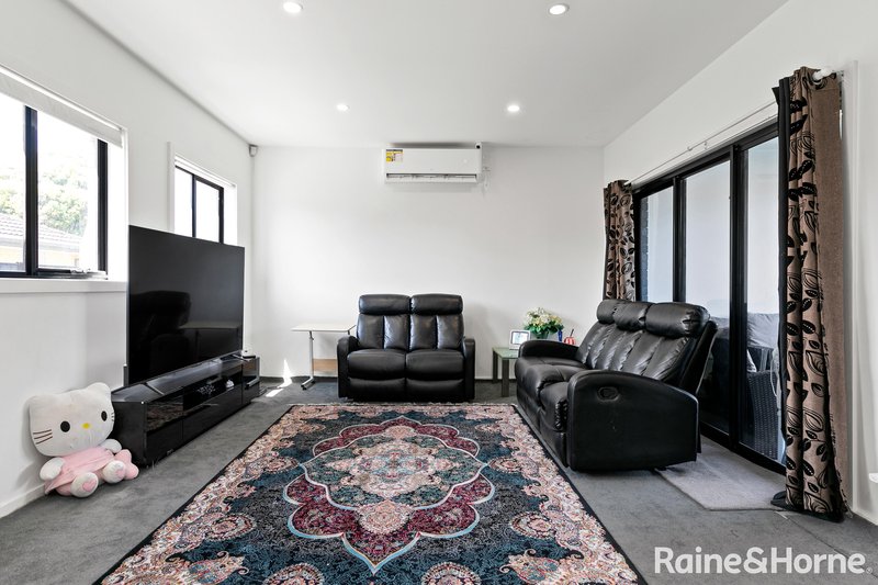 Photo - 2/8 Ortolan Avenue, Broadmeadows VIC 3047 - Image 3