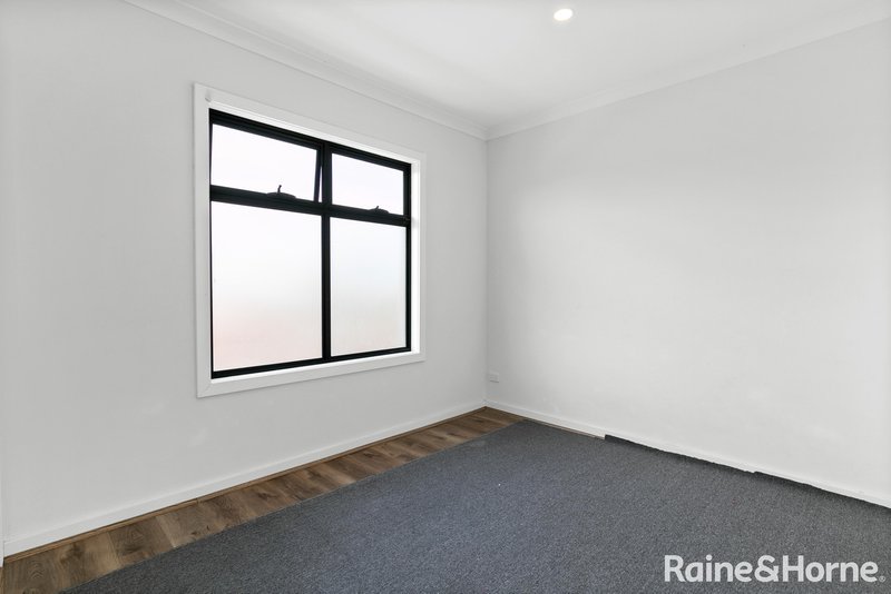 Photo - 2/8 Ortolan Avenue, Broadmeadows VIC 3047 - Image 9