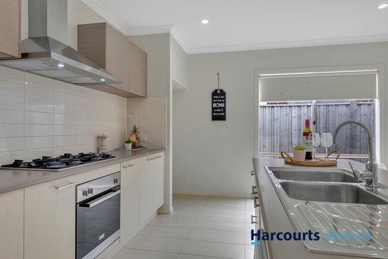 Photo - 28 Paramount Rise, Wollert VIC 3750 - Image 5