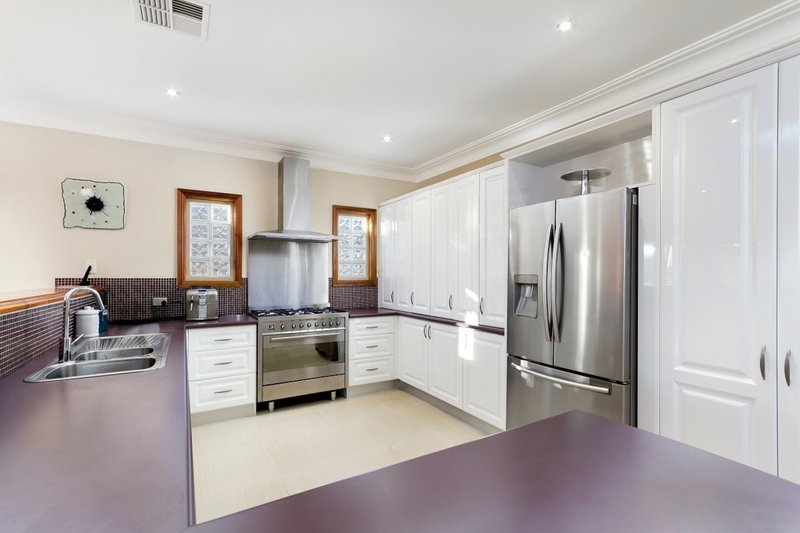 Photo - 28 Park Ridge Circuit, Kellyville NSW 2155 - Image 5