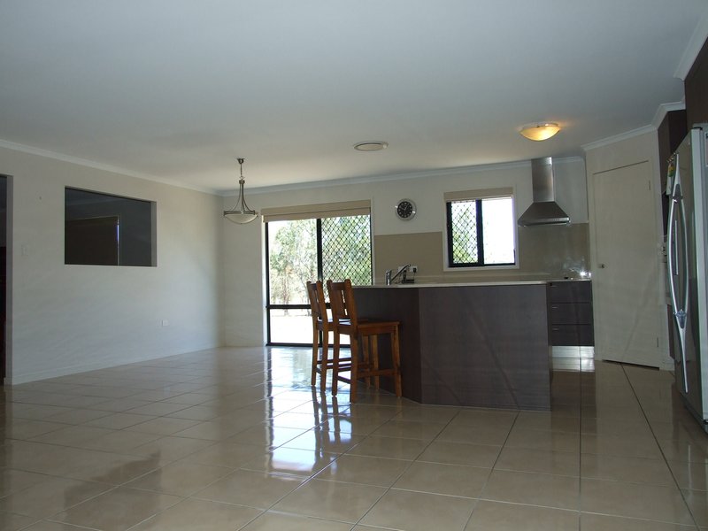 Photo - 28 Paulin Park Pl , Tinana QLD 4650 - Image 7