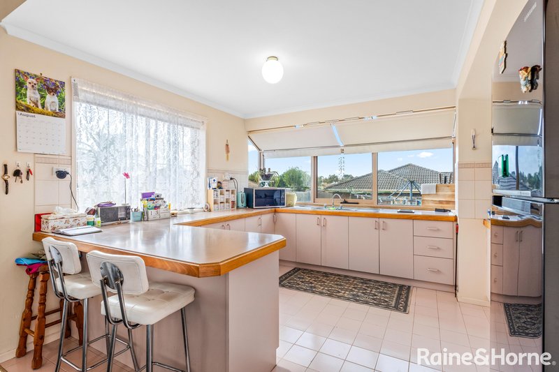 Photo - 2/8 Peart Court, Brookfield VIC 3338 - Image 3