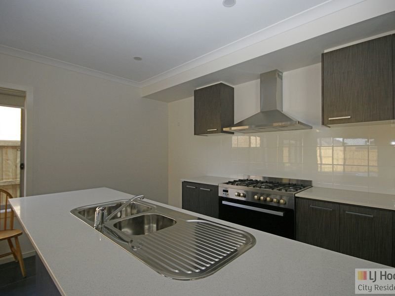 Photo - 28 Pendulum Street, Truganina VIC 3029 - Image 2