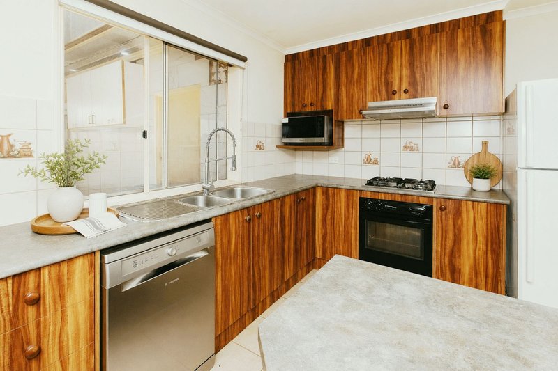 Photo - 28 Perrivale Drive, Shepparton VIC 3630 - Image 3