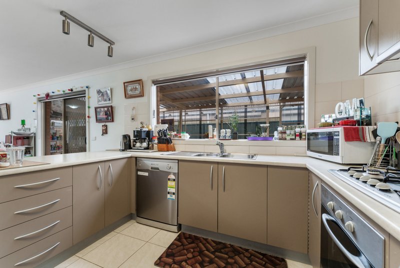 Photo - 28 Peveril Avenue, Derrimut VIC 3030 - Image 6