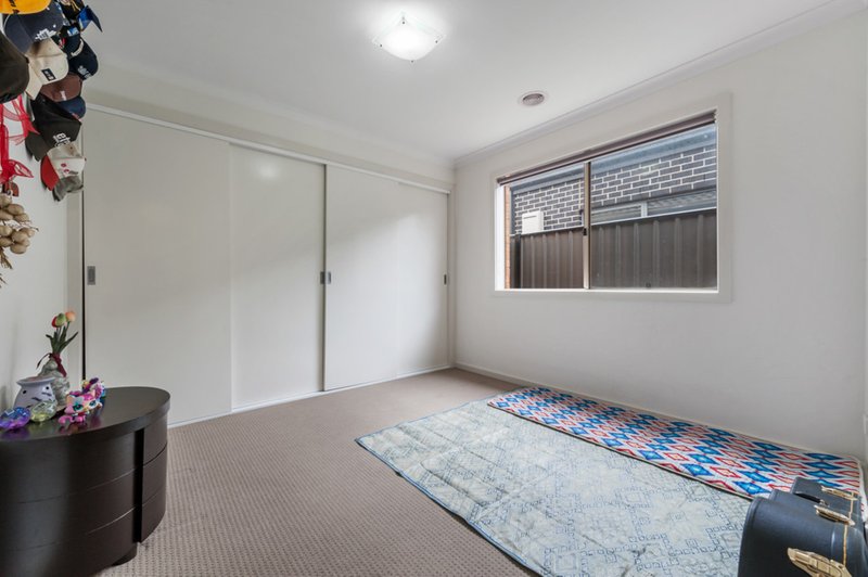 Photo - 28 Peveril Avenue, Derrimut VIC 3030 - Image 7