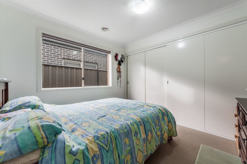 Photo - 28 Peveril Avenue, Derrimut VIC 3030 - Image 8