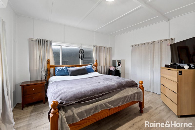 Photo - 28 Pharlap Parade, Ooralea QLD 4740 - Image 9