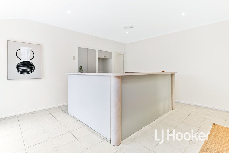 Photo - 28 Pommel Street, Pakenham VIC 3810 - Image 7