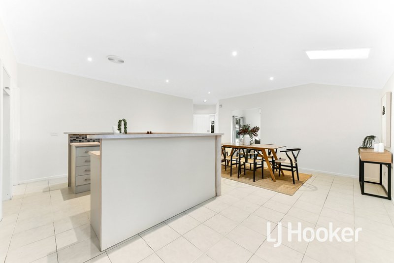 Photo - 28 Pommel Street, Pakenham VIC 3810 - Image 8