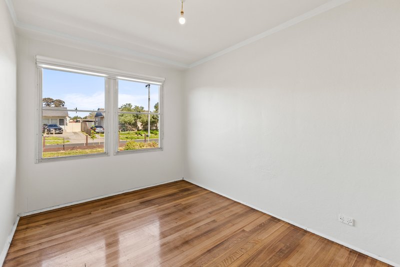 Photo - 28 Pyalong Crescent, Dallas VIC 3047 - Image 6