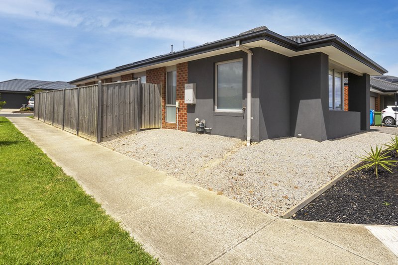 Photo - 28 Ravenhurst Cct , Cranbourne North VIC 3977 - Image 5