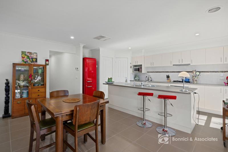 Photo - 2/8 Redbox Drive, Thurgoona NSW 2640 - Image 3