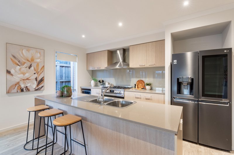 Photo - 28 Reveille Way, Mickleham VIC 3064 - Image 11