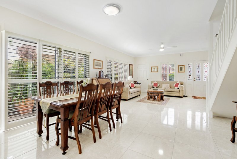 Photo - 2/8 Rosalind Avenue, Paradise Point QLD 4216 - Image 3